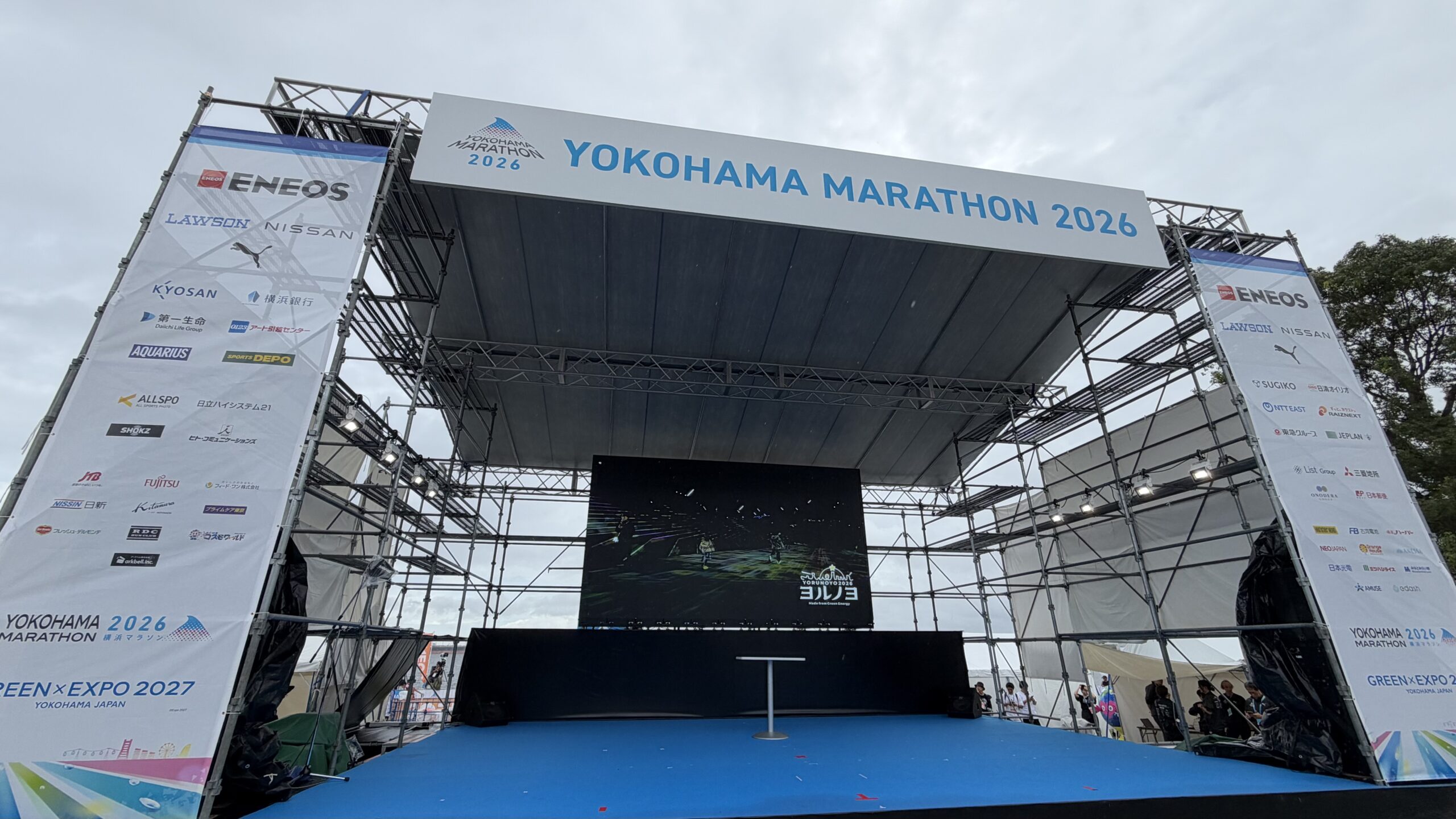 横浜マラソン2026のフィニッシュ会場のステージ
