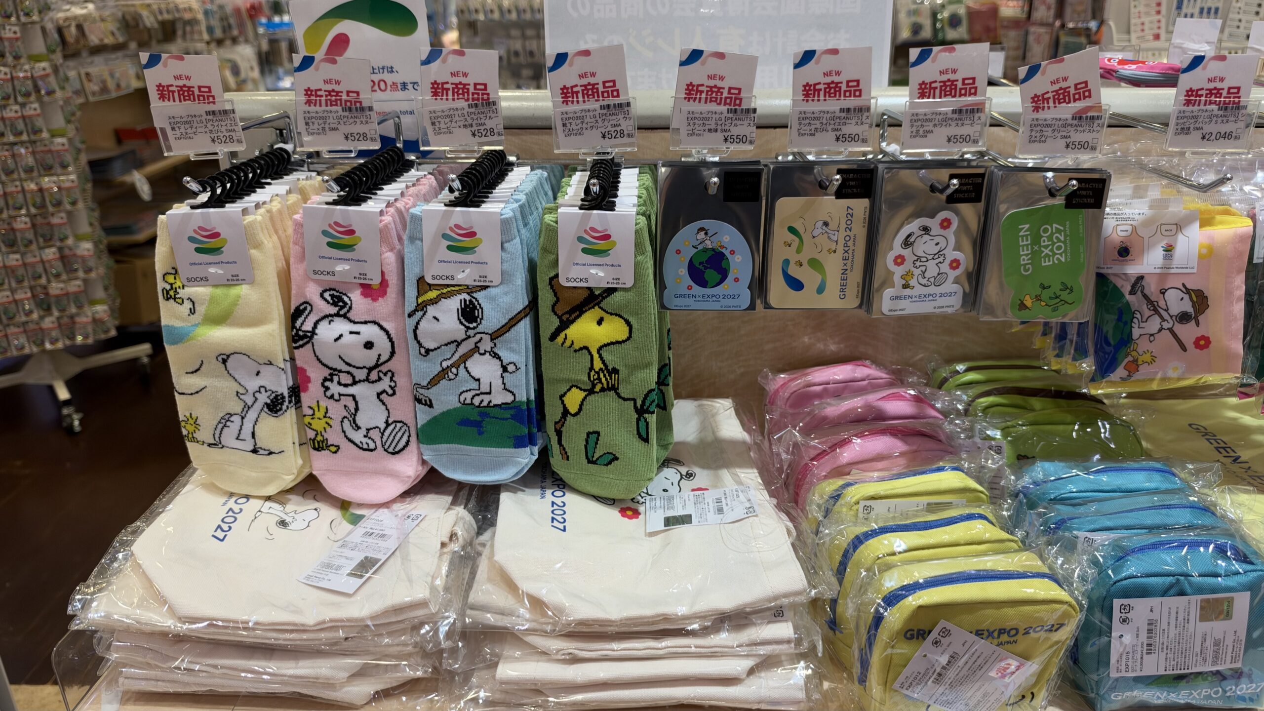スヌーピーとトゥンクトゥンクのPEANUTSコラボの靴下やポーチ