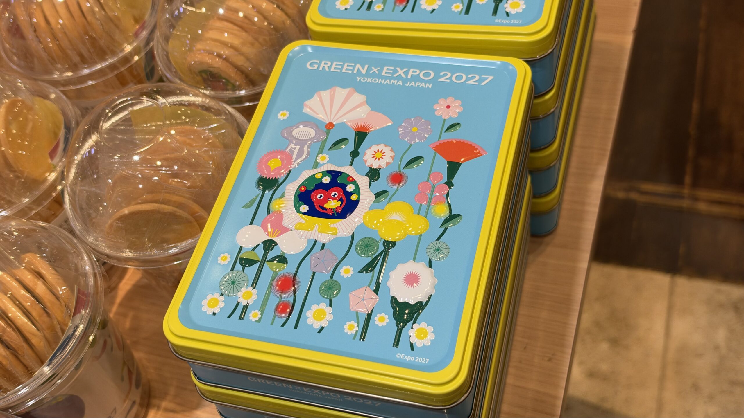 トゥンクトゥンクと花を描いた神戸風月堂レスポワールの缶
