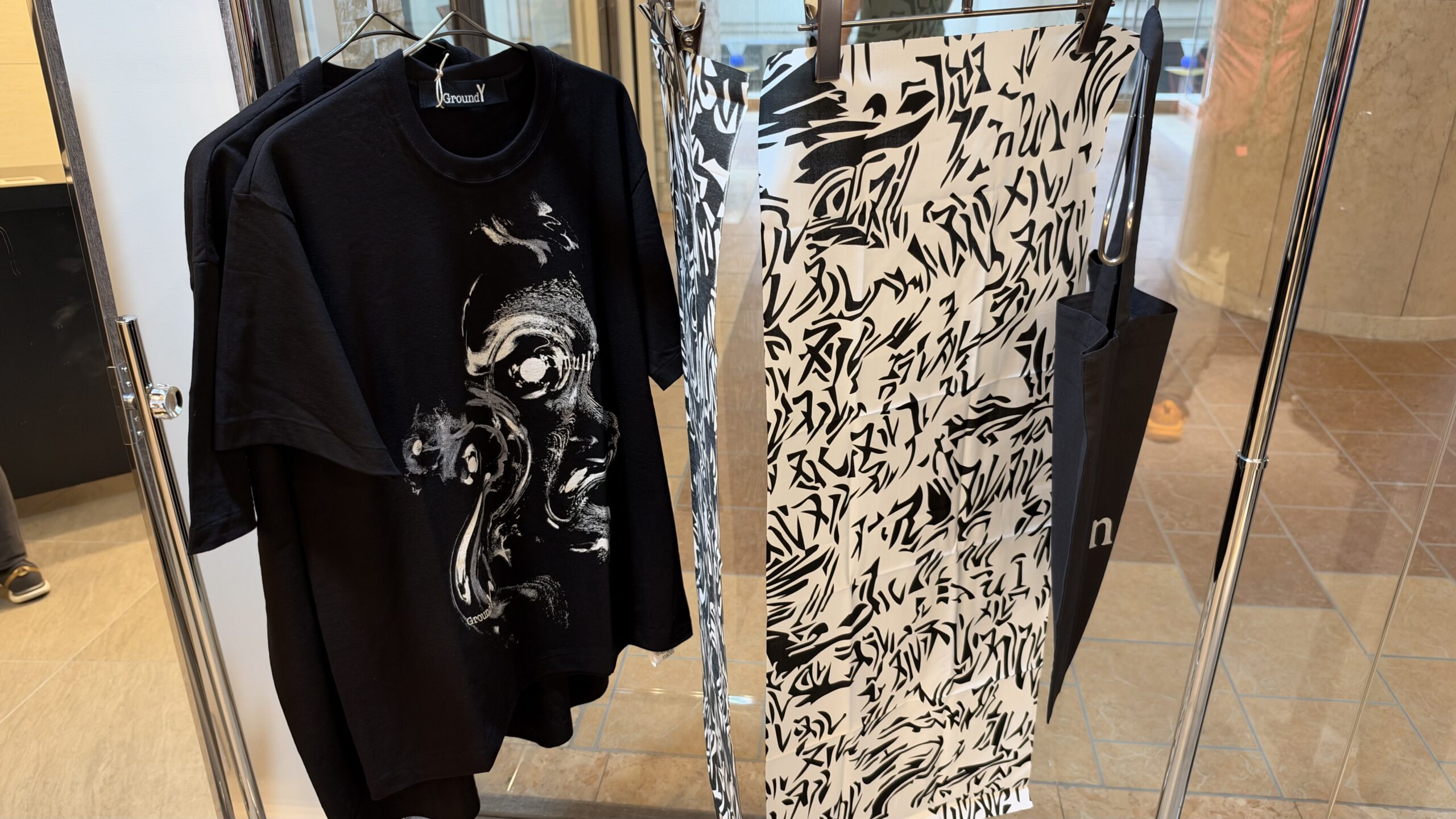 ハンガーに掛かった黒と白のTシャツ