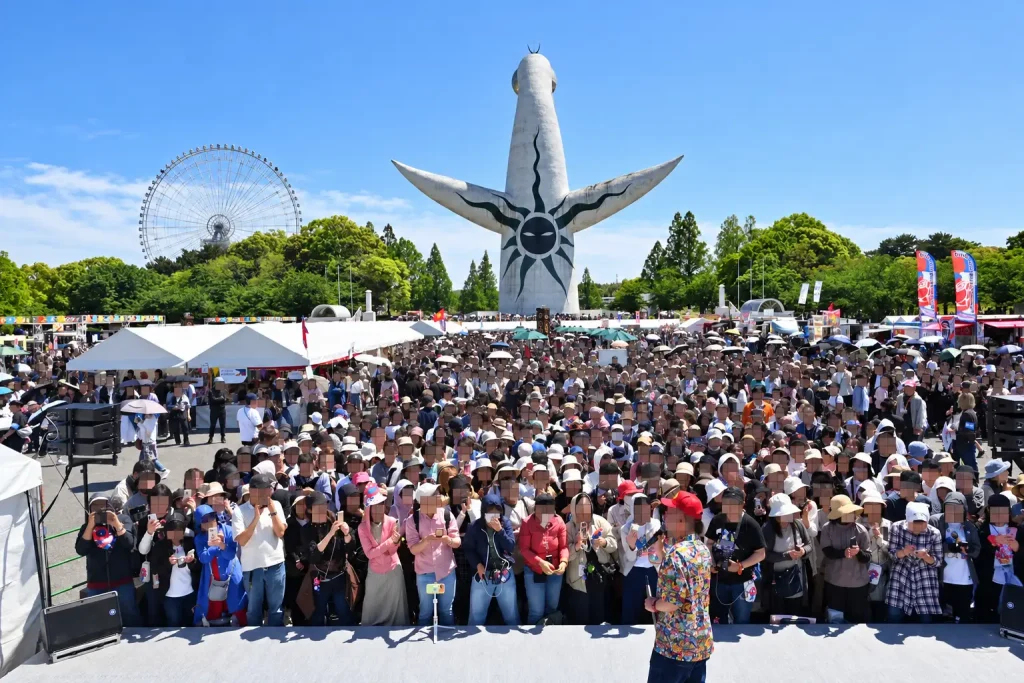 万博記念公園で開かれた麦食音祭のステージと会場