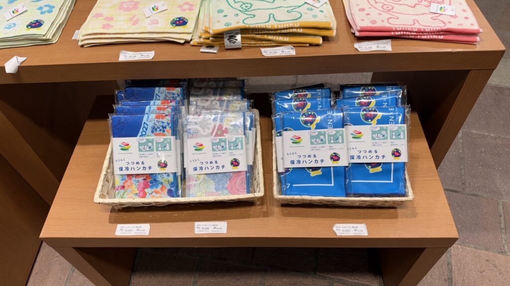 らくらくつつめる保冷ハンカチが3柄並ぶ売り場