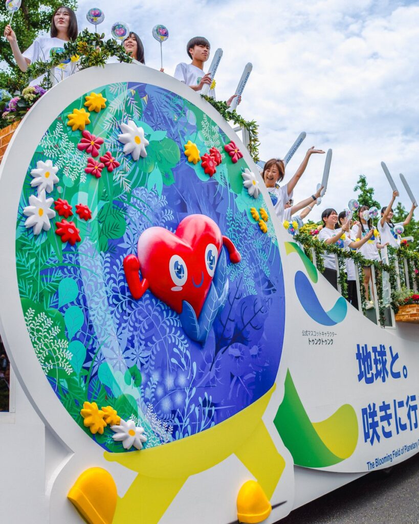 ザよこはまパレードを進むGREEN×EXPO 2027のフロートと、横浜瀬谷高校の生徒たち