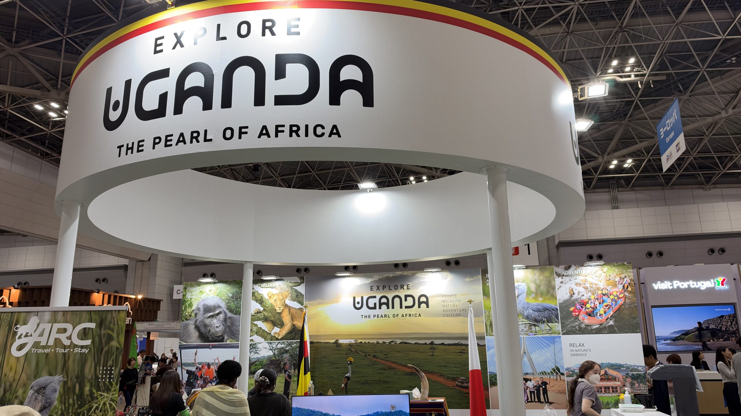 EXPLORE UGANDA THE PEARL OF AFRICAの円形の看板のブース