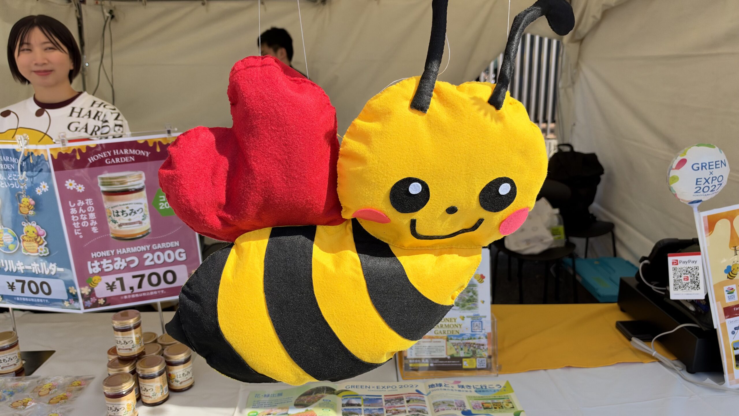 丸兆HONEY HARMONY GARDENのブースに吊るされたハチのぬいぐるみ