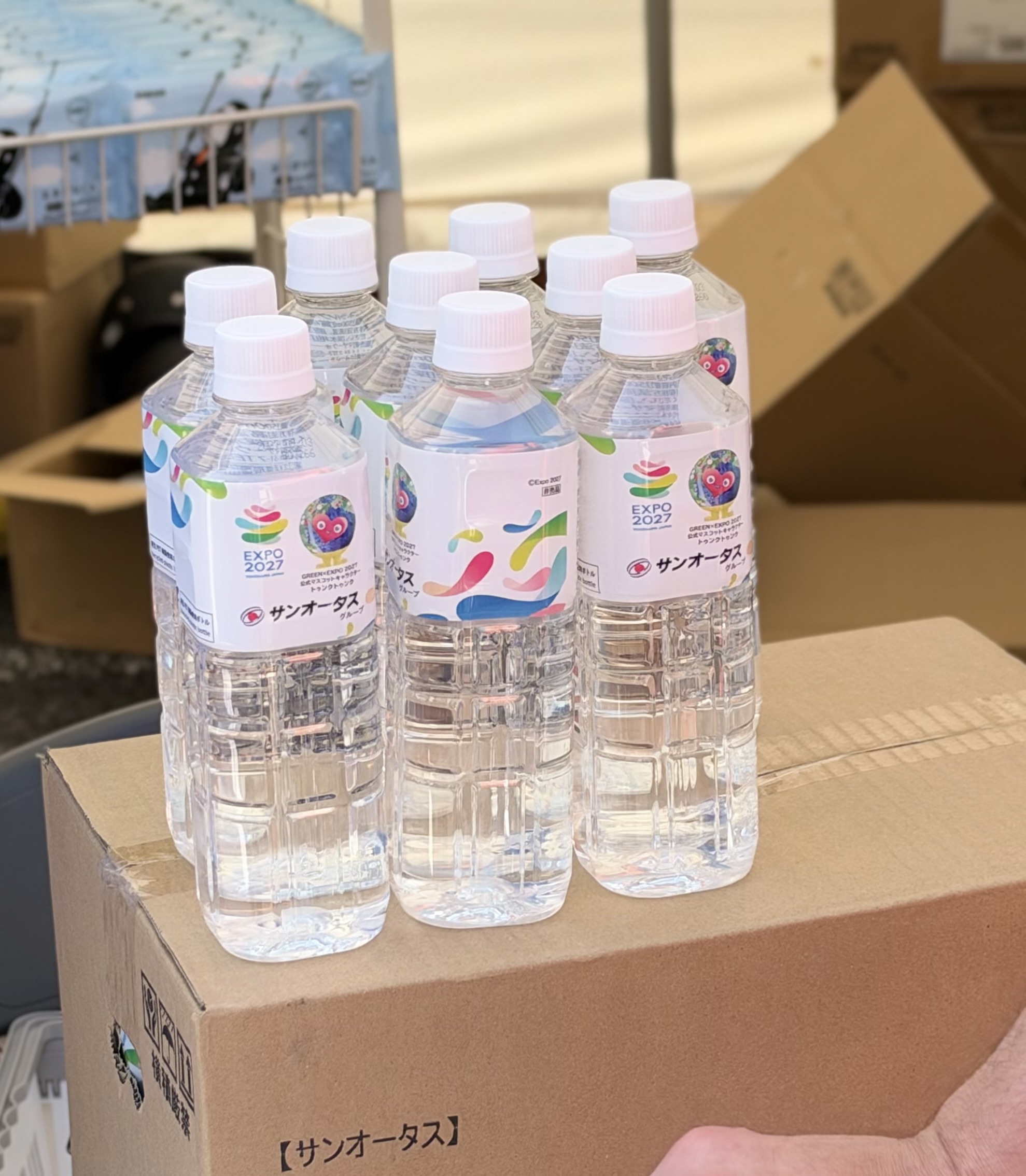 EXPO 2027のロゴとトゥンクトゥンクのラベルが付いたサンオータスの水のペットボトル