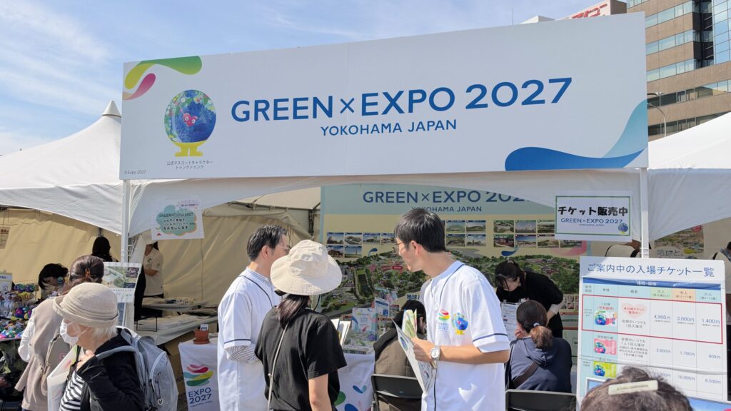 GREEN×EXPO 2027協会のブース。「チケット販売中」の札と、ご案内中の入場チケット一覧の掲示