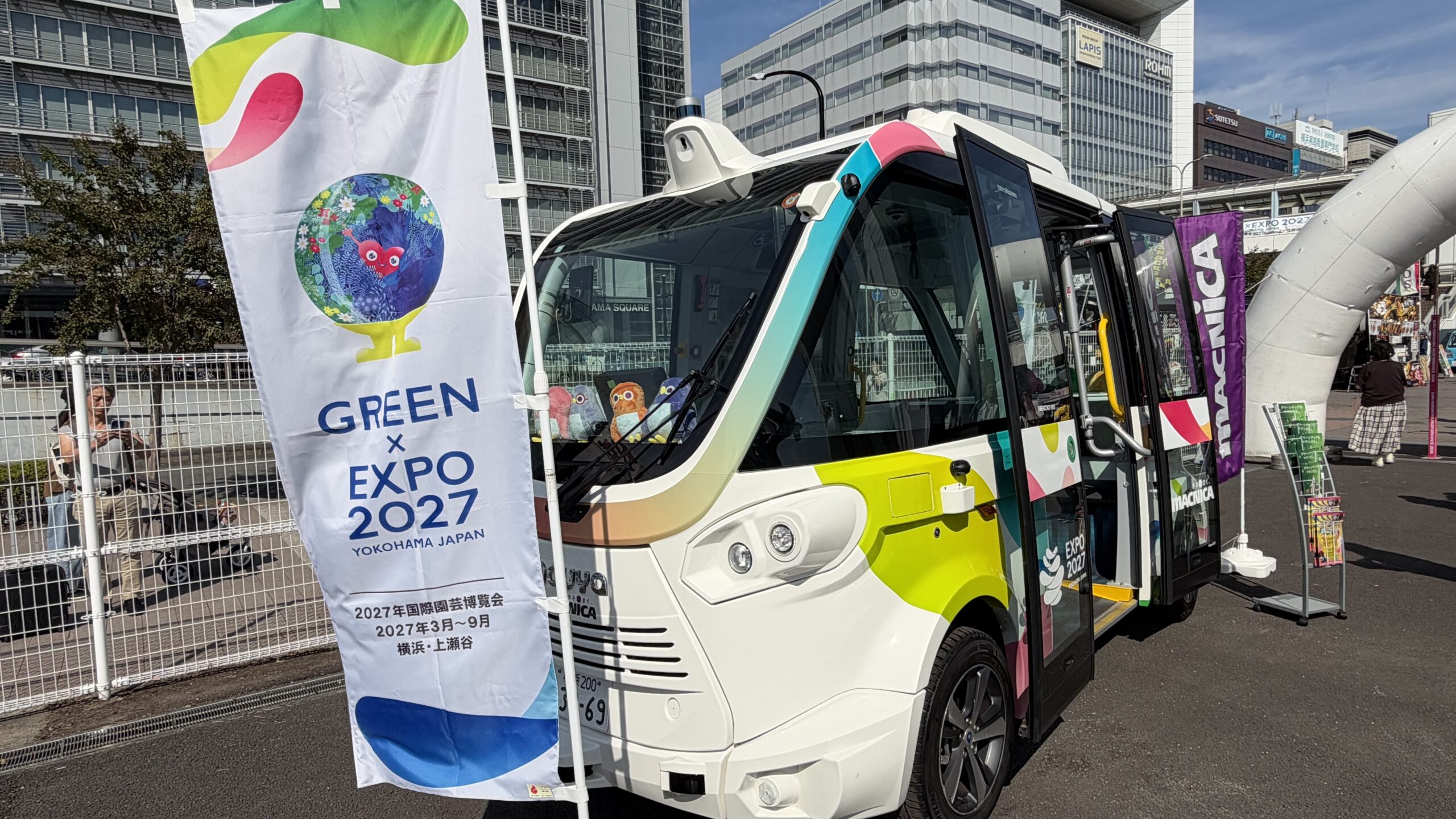 GREEN×EXPO 2027の幟とマクニカの自動運転EVバスの正面