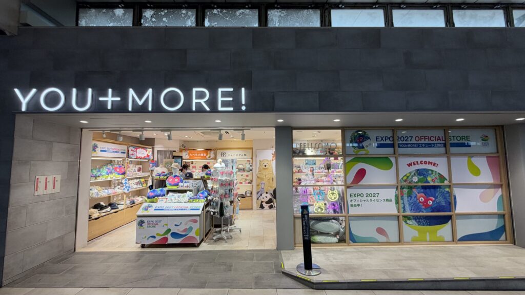YOU+MORE! エキュート上野店の入口。窓にWELCOME!のトゥンクトゥンク