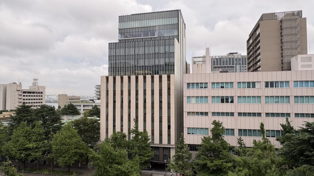 本庁舎屋上から見た東庁舎