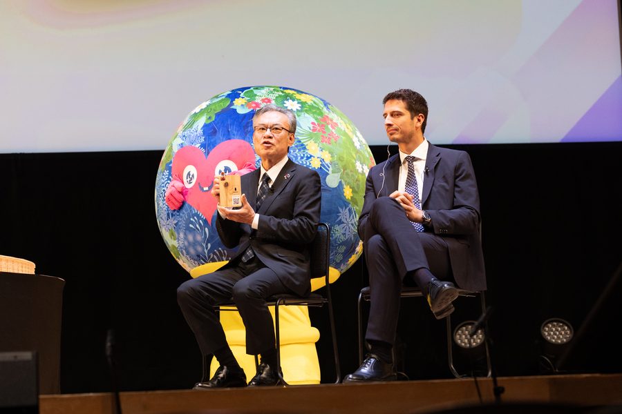 EXPO2025 Futures Summitのステージの河村正人 事務総長とトゥンクトゥンク