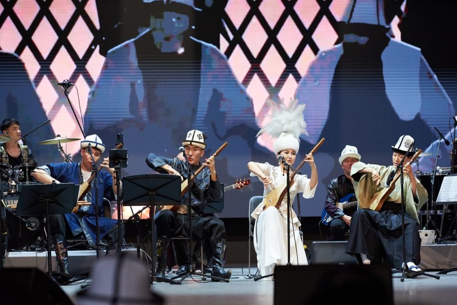 大阪・関西万博 キルギスのナショナルデー 公式式典で披露された伝統楽器の演奏