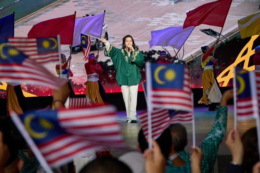 大阪・関西万博 マレーシアのナショナルデー 公式式典で披露された国旗が揺れる会場での歌