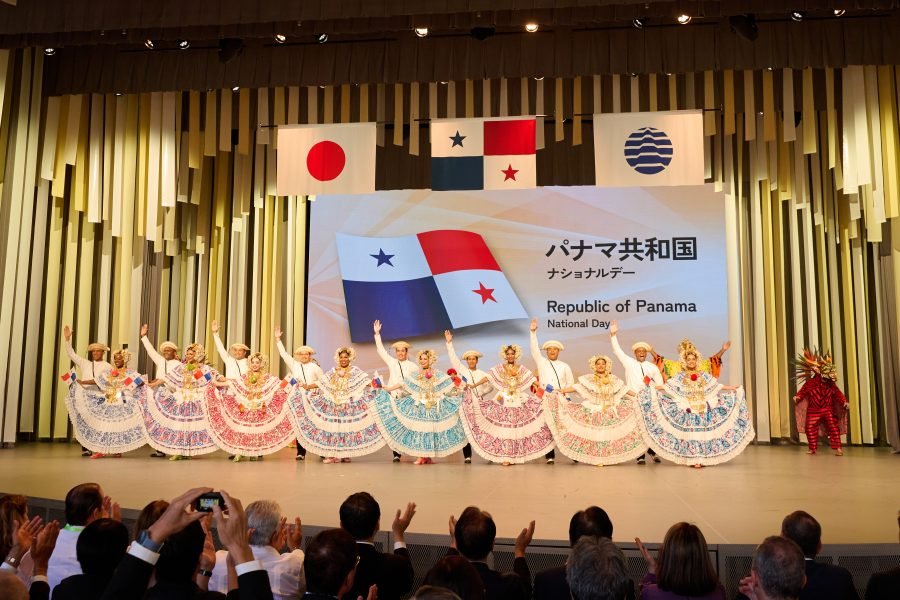 大阪・関西万博 パナマのナショナルデー　公式式典で披露された民族衣装での踊り