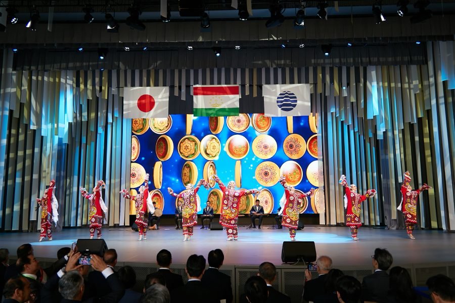 大阪・関西万博 タジキスタンのナショナルデー 公式式典で披露された伝統舞踊
