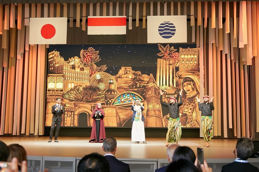 大阪・関西万博 イエメンのナショナルデー 公式式典で披露された伝統芸能のステージ