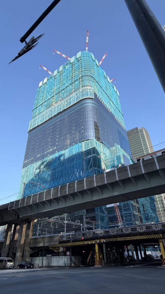 建設中のTorch Towerを見上げた写真