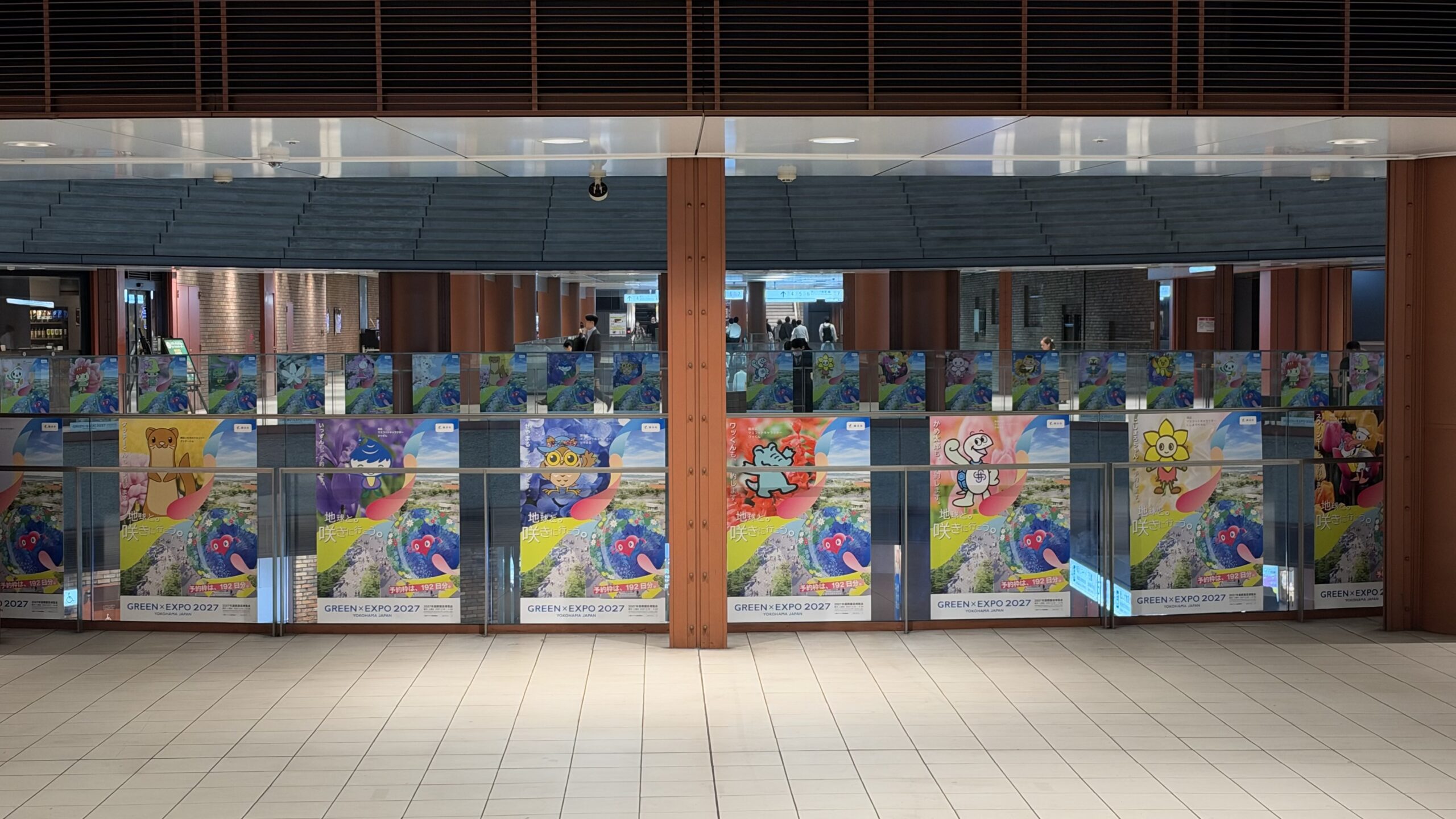 馬車道駅のコンコースに並ぶ18区のキャラクターのポスター