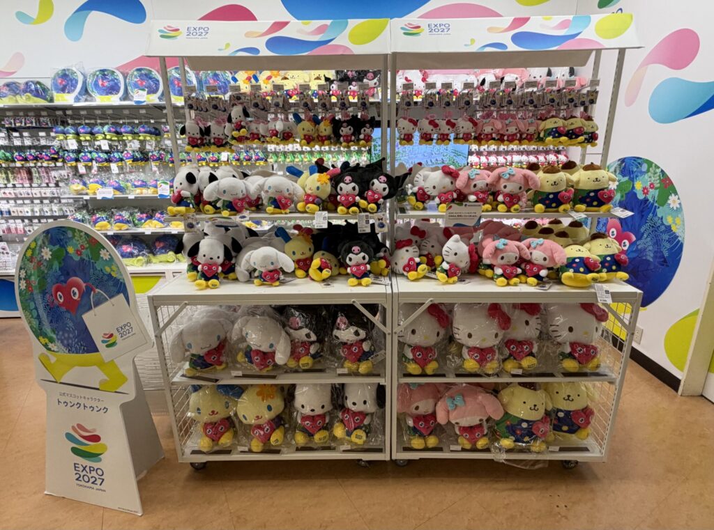 トゥンクトゥンクのぬいぐるみが並ぶ什器