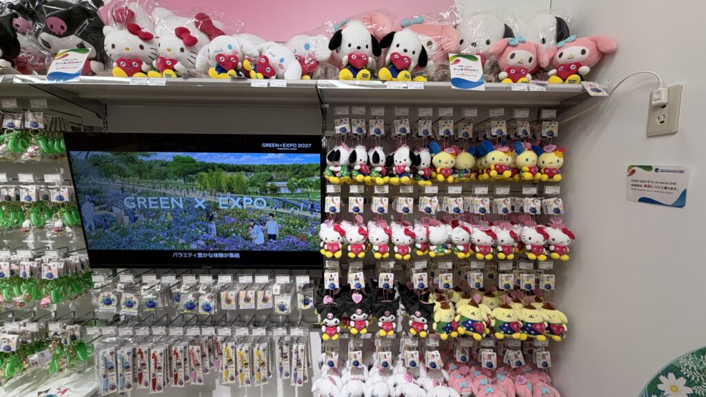 GREEN×EXPOの映像が流れるモニターとサンリオコラボのぬいぐるみ