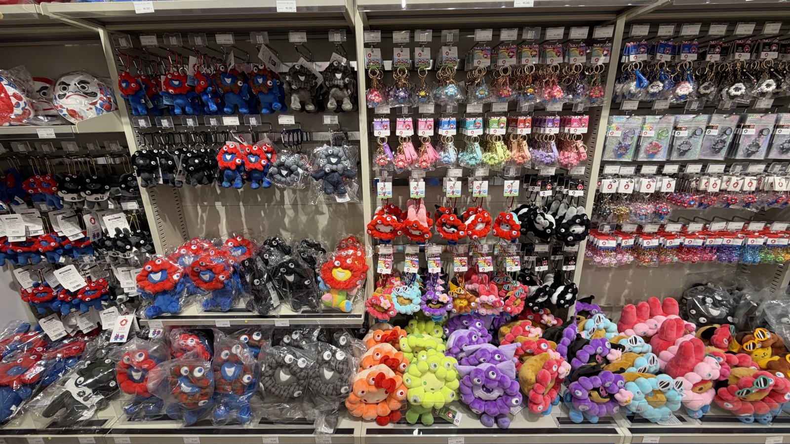 ミャクミャクのぬいぐるみやキーホルダーが並ぶ丸善 日本橋店の棚
