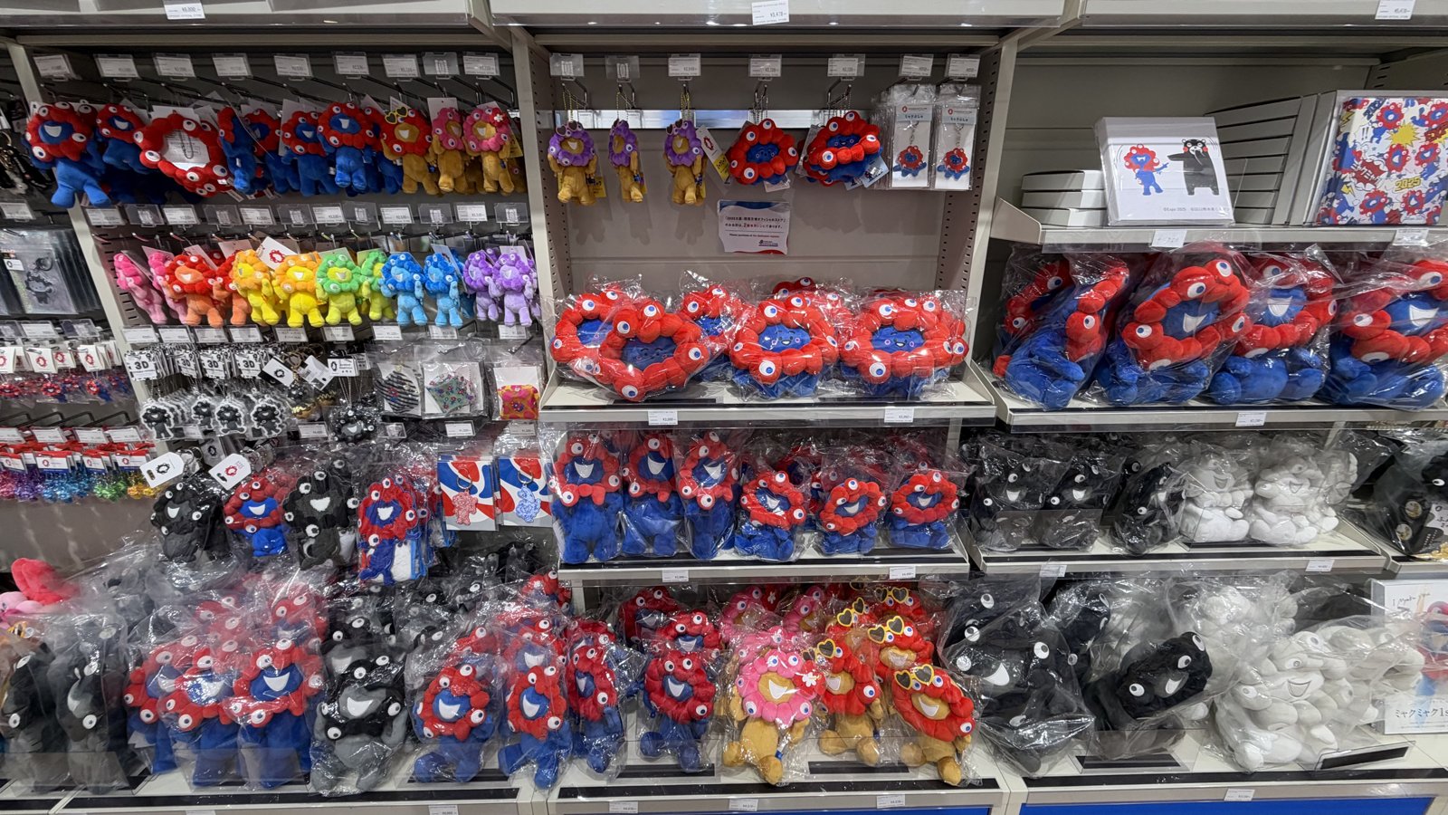 色とりどりのミャクミャクのマスコットが並ぶ棚