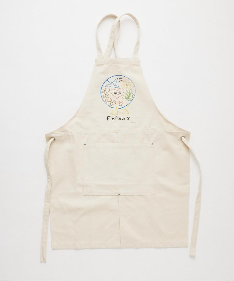 トゥンクトゥンク*RELUME APRON。胸元にアートワークが入った生成りのエプロン