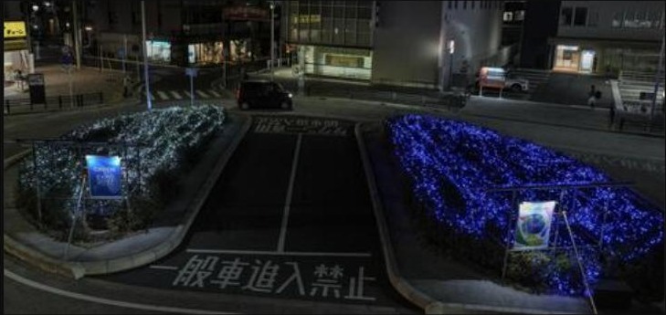 瀬谷駅南口駅前の白と青のイルミネーション。植え込みに横浜グリーンエクスポの看板