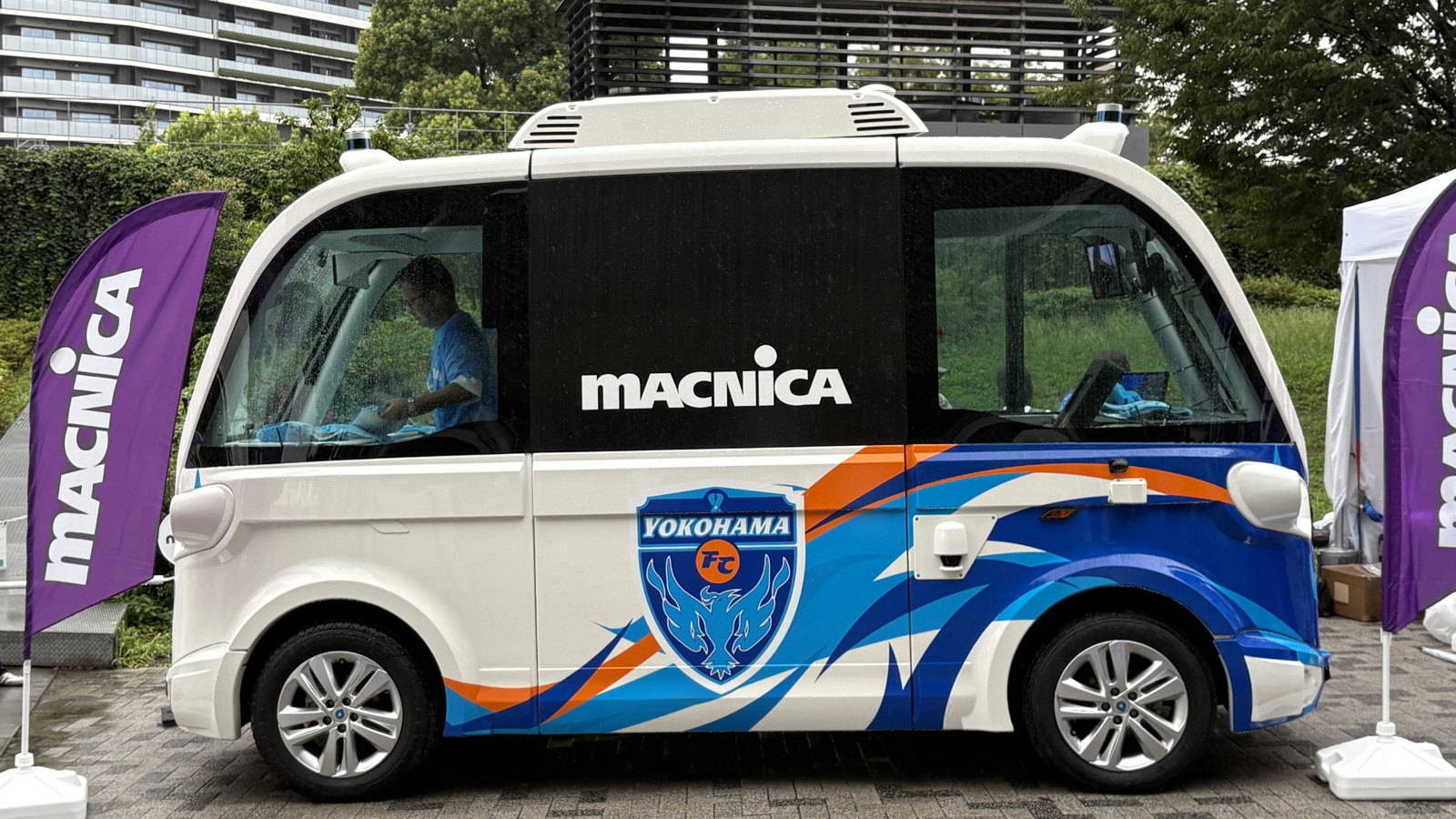 マクニカの自動運転EVバス Navya（横浜FCラッピング）