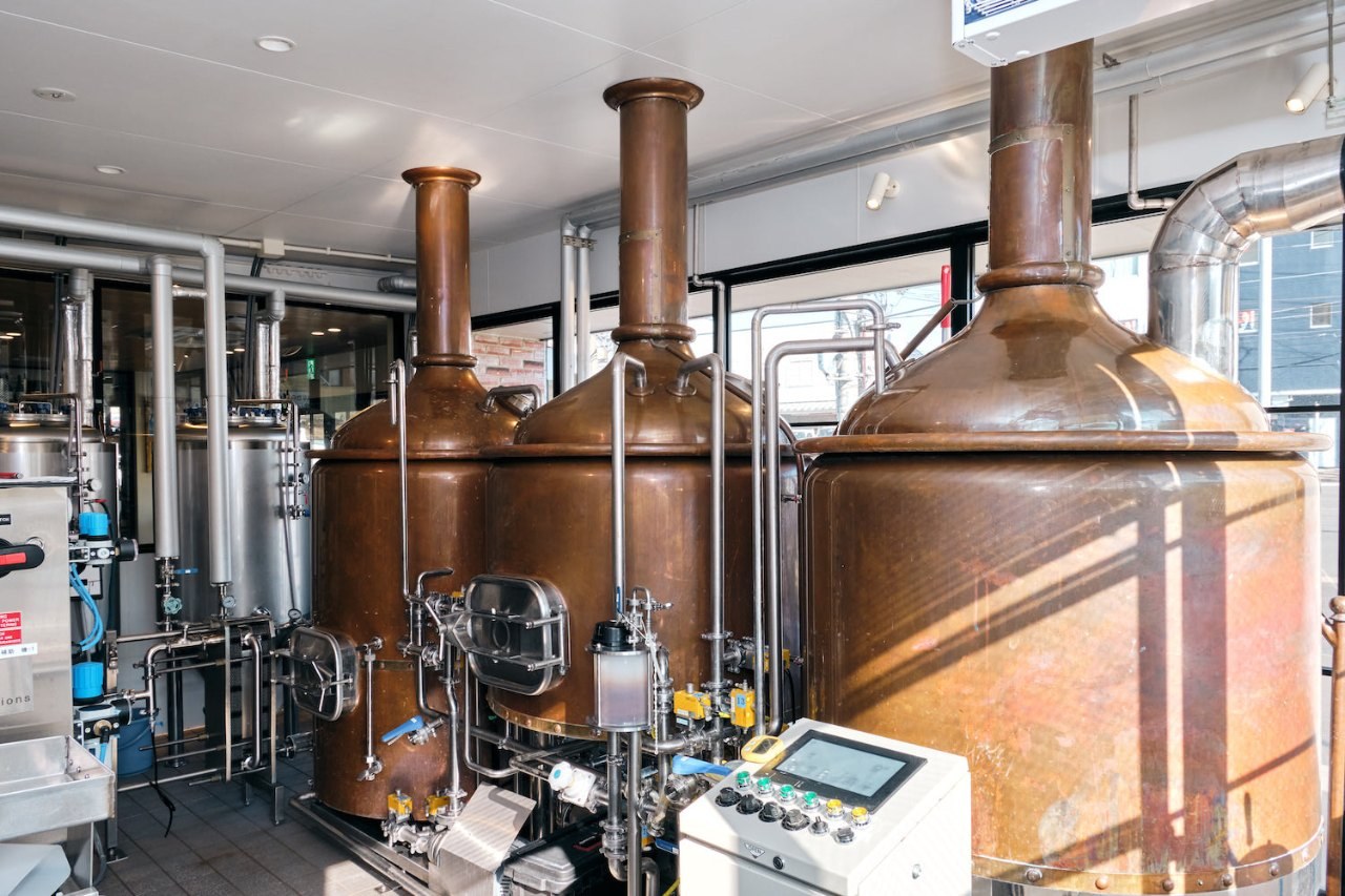 銅色の大きな仕込みタンクが並ぶTDM 1874 Breweryの醸造所