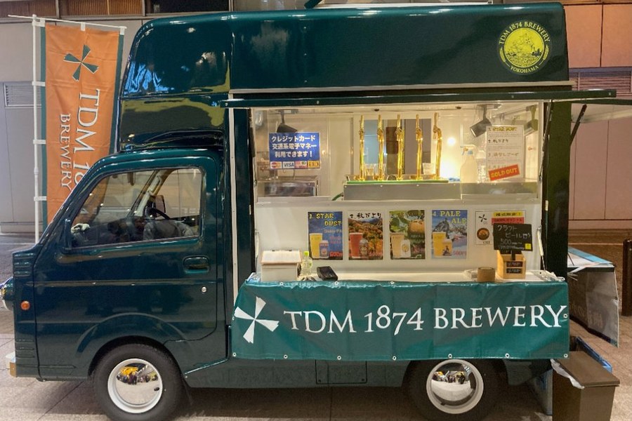 緑色の車体に「TDM 1874 BREWERY」と書かれたクラフトビールのキッチンカー