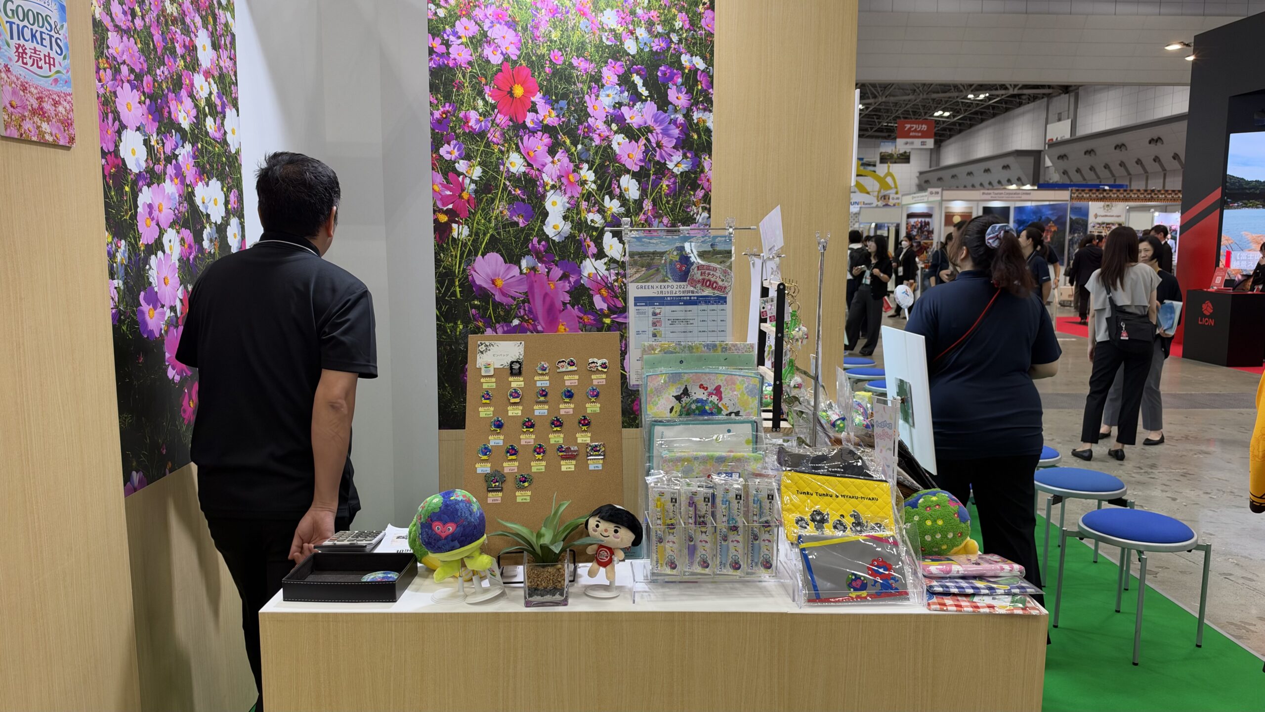 ピンバッジやぬいぐるみが並ぶGREEN×EXPO 2027のグッズ販売コーナー