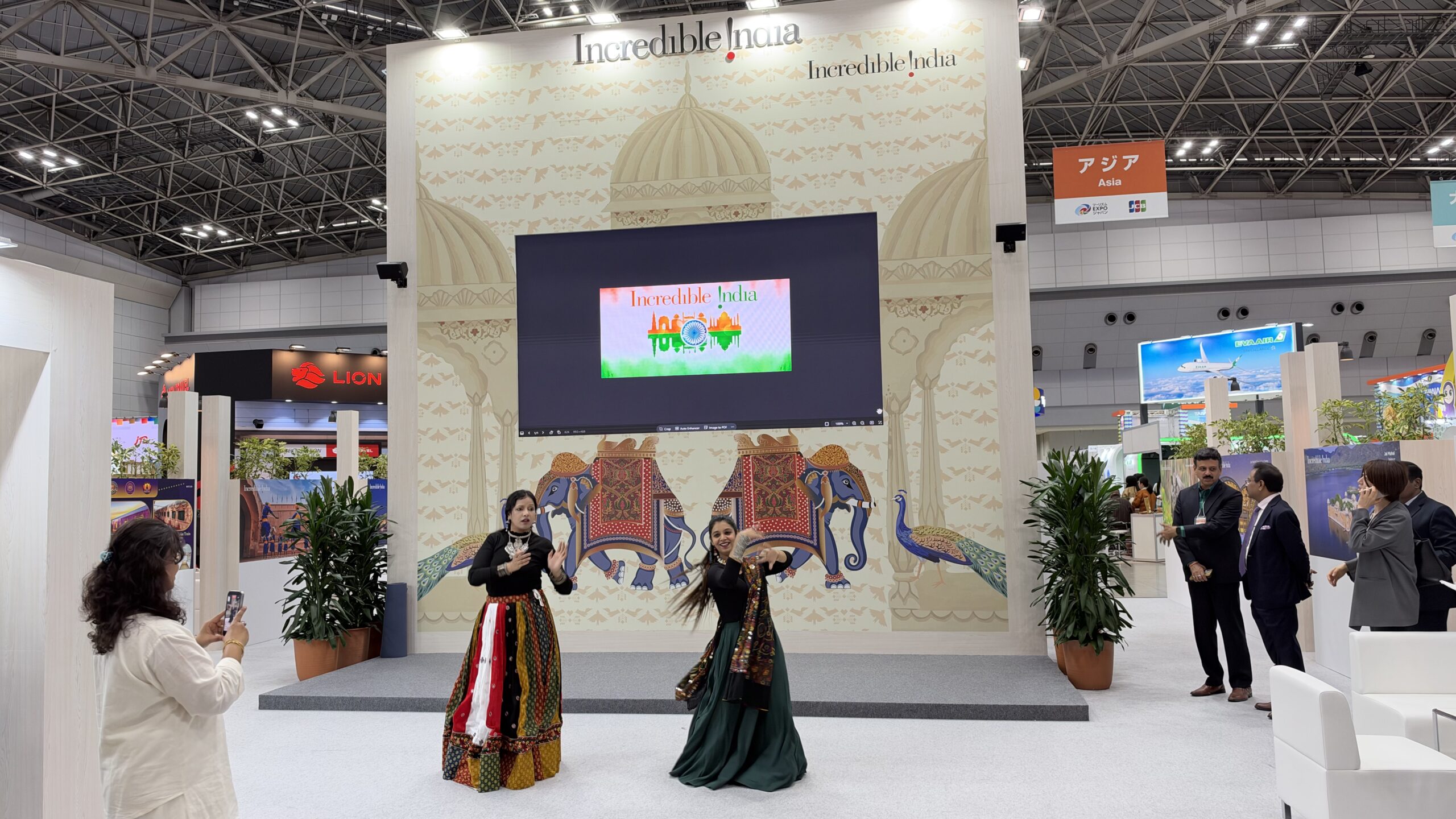 Incredible Indiaのブースで踊る2人のダンサー