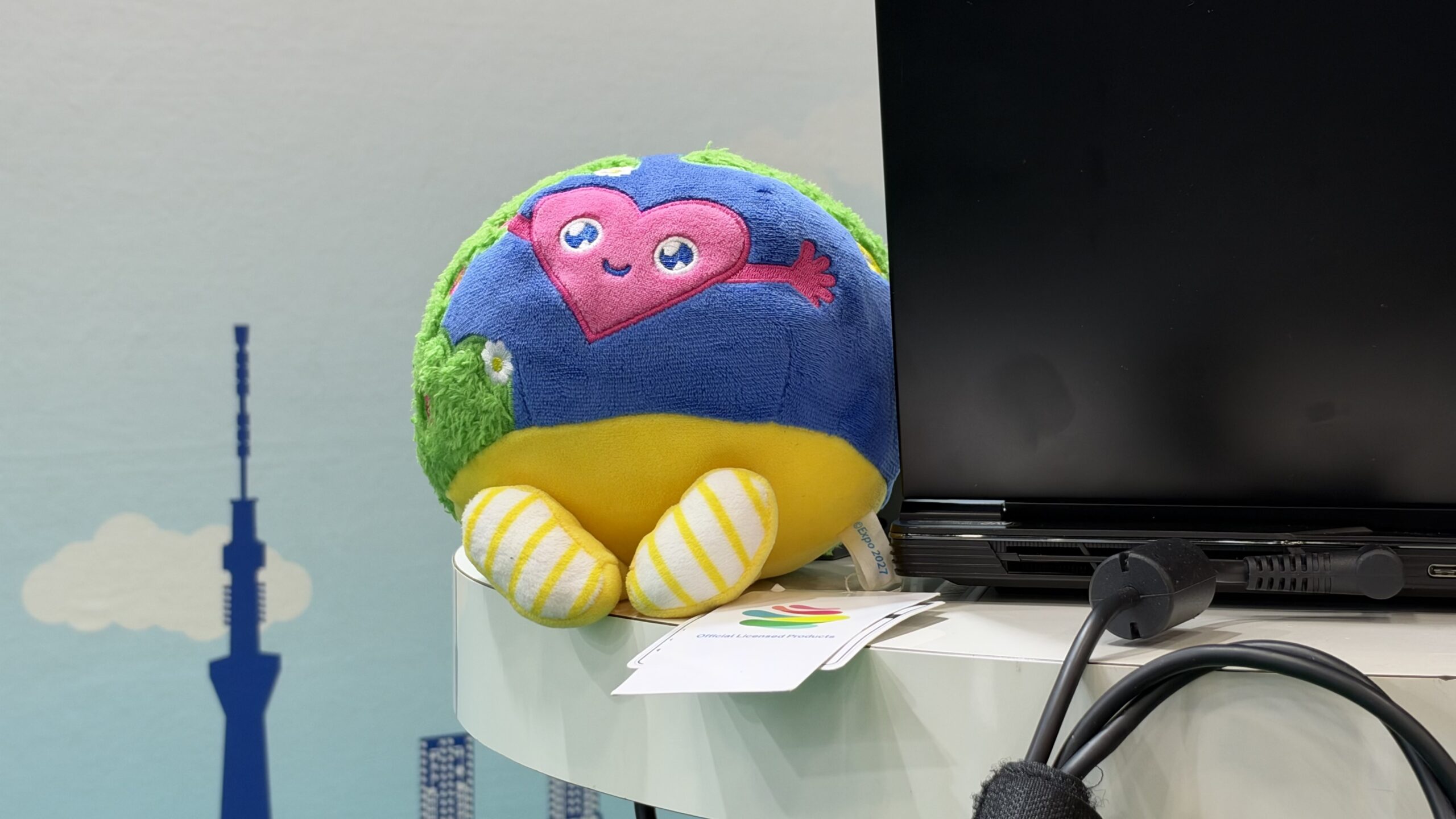 テーブルに置かれたトゥンクトゥンクのぬいぐるみ